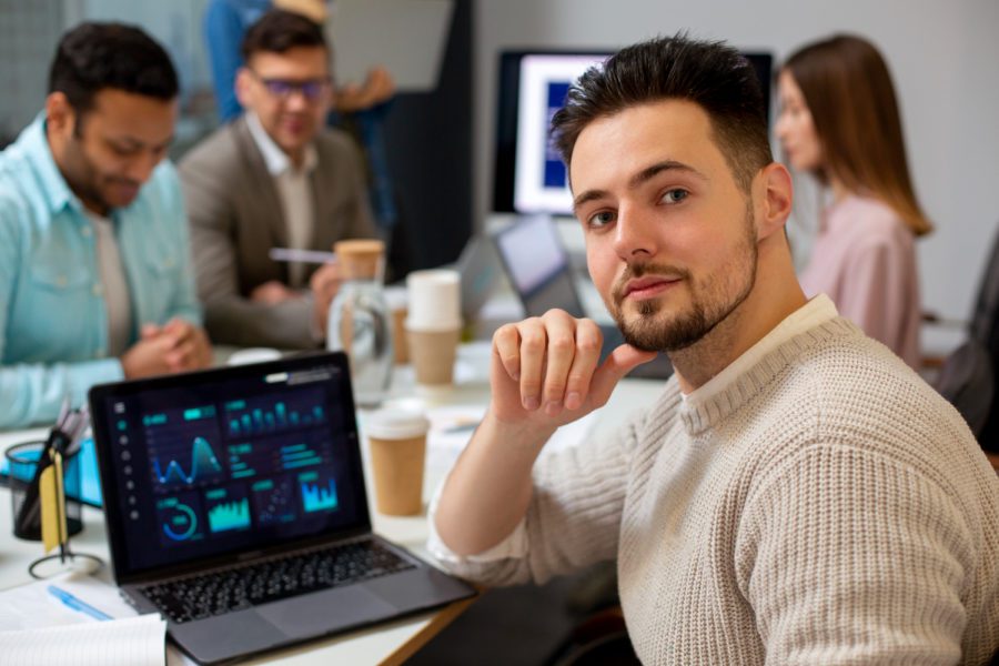 profissional de ti em ambiente tecnologico moderno