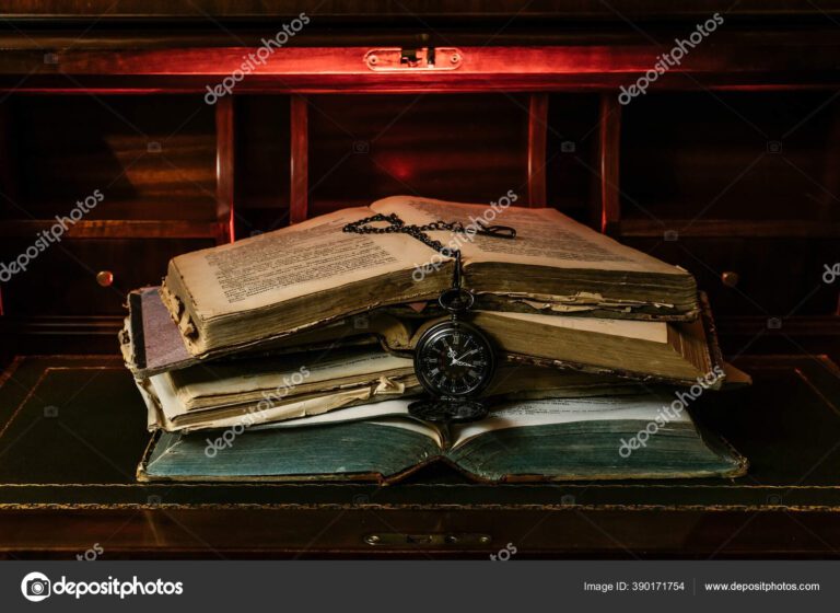 relogio e livros de negocios empilhados