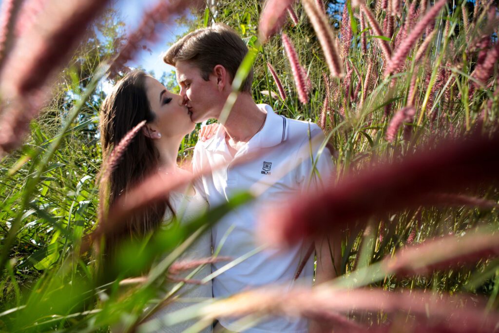 retrato de casal sorridente em ambiente natural