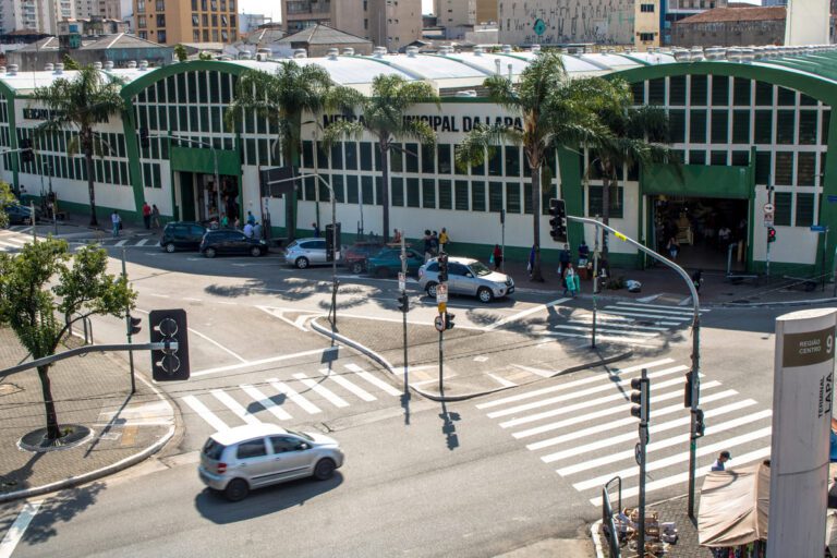 rua movimentada na lapa sp