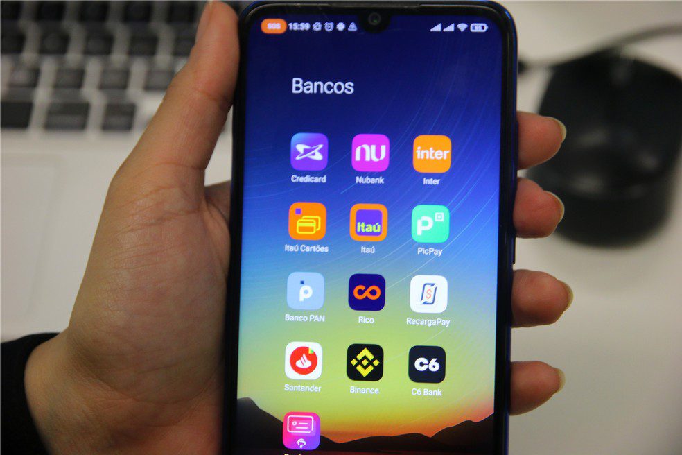 smartphone com aplicativo bancario aberto