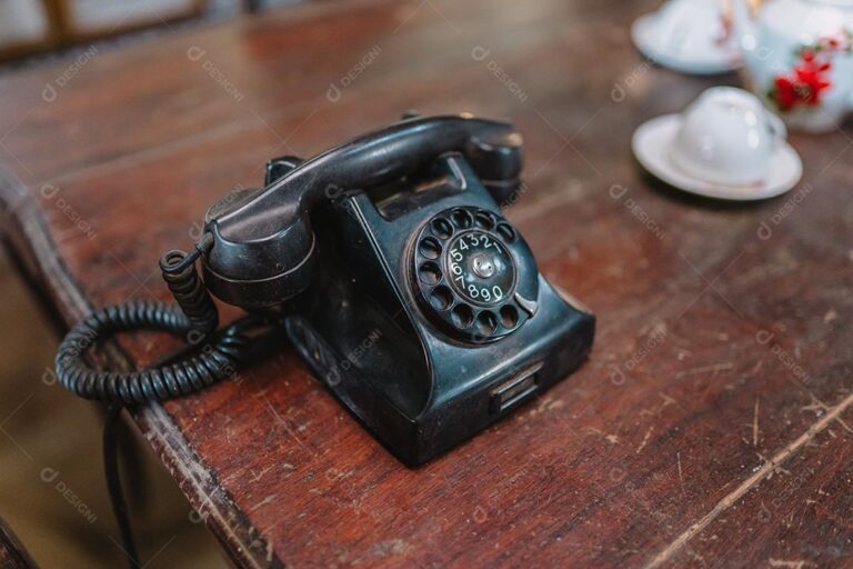 telefone antigo em uma mesa de madeira