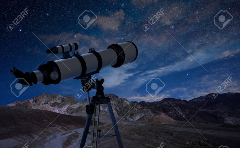 telescopio apontando para um ceu estrelado