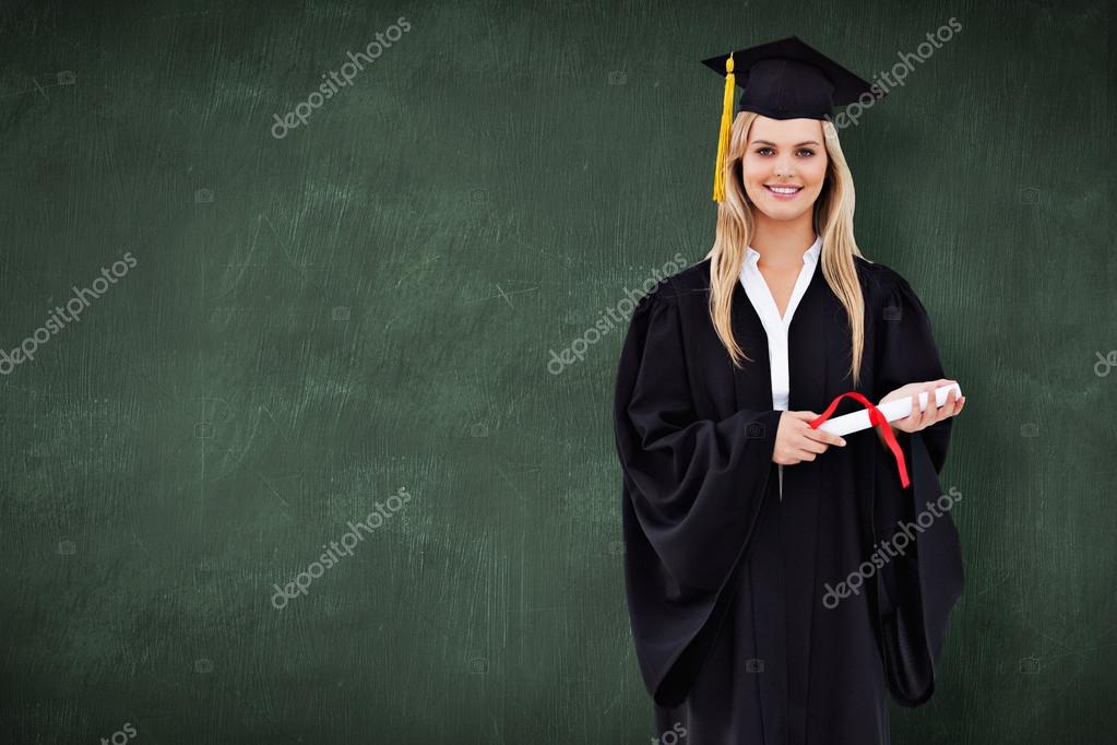 um estudante segurando um diploma sorridente