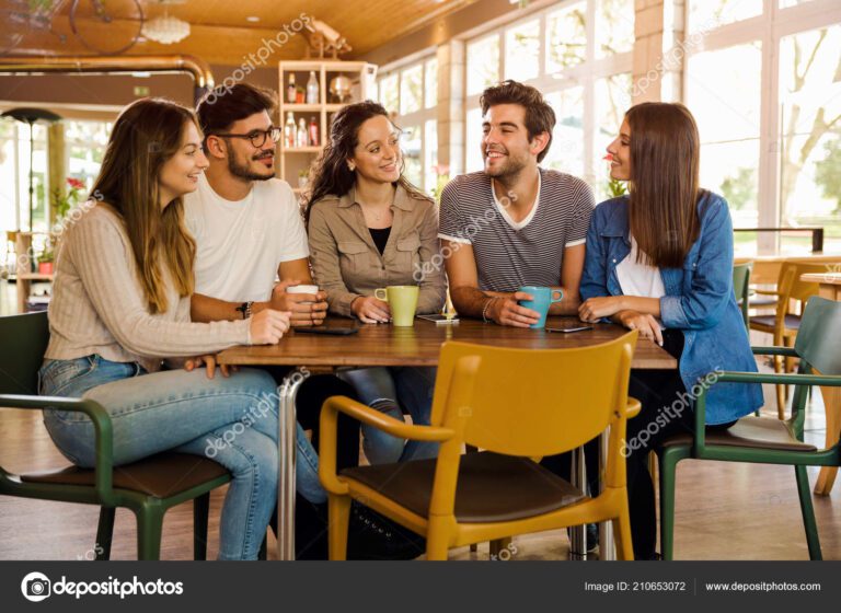 um grupo conversando em um cafe acolhedor