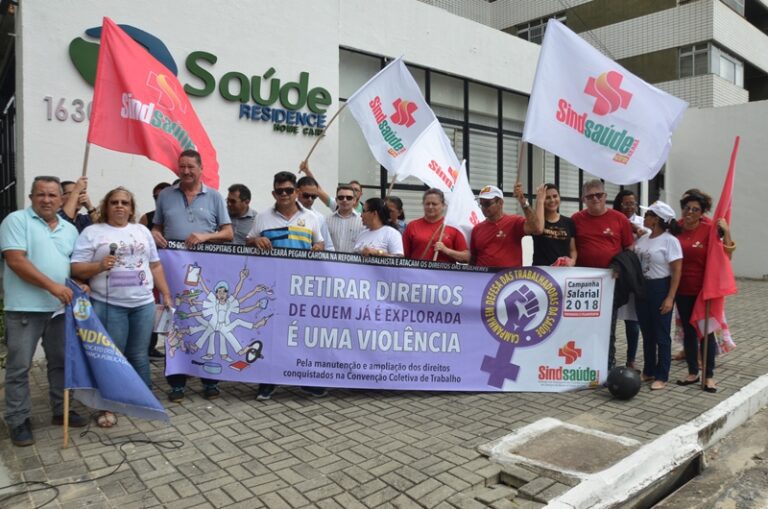 um trabalhador em protesto na frente da empresa