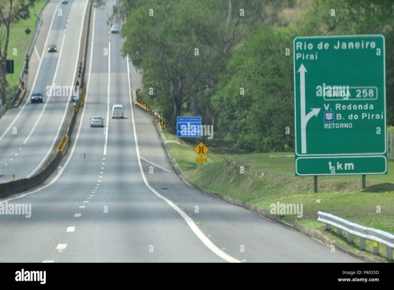 uma estrada movimentada com placas de direcao