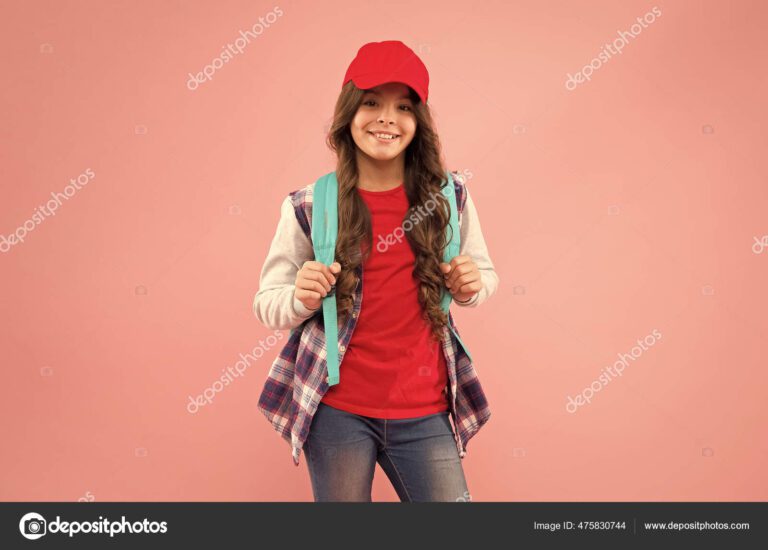 uma estudante elegante com mochila estilosa