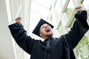 uma pessoa em uma cerimonia de formatura