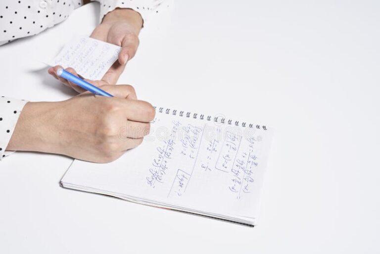 uma pessoa escrevendo em um caderno 4