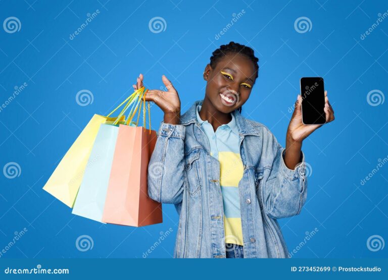 uma pessoa feliz fazendo compras online