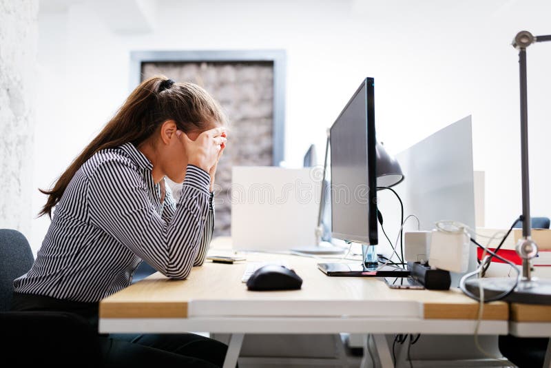 uma pessoa frustrada diante de um computador