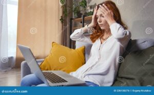 uma pessoa frustrada usando um computador