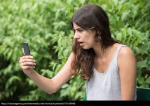 uma pessoa olhando frustrada para um celular