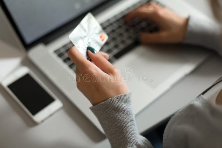 uma pessoa usando um computador para pagar