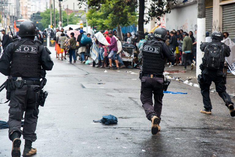 uma policia em acao nas ruas brasileiras