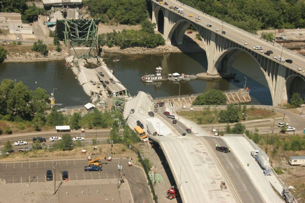 uma ponte se desmoronando sobre aguas calmas