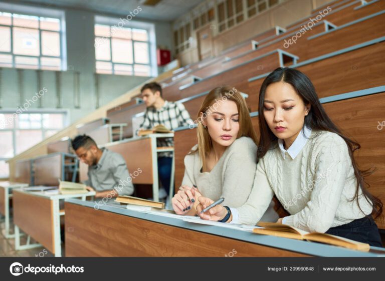 universidade moderna com estudantes em aula